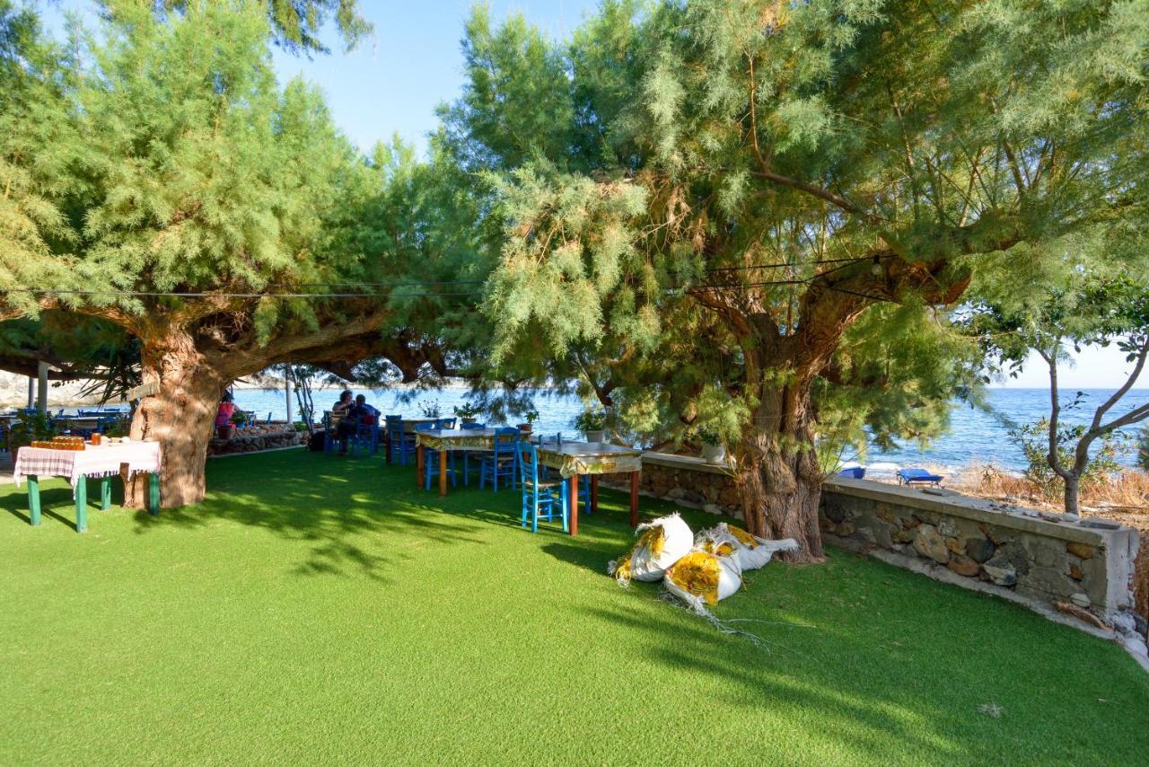 Taverna Akrogiali Loutrón Luaran gambar
