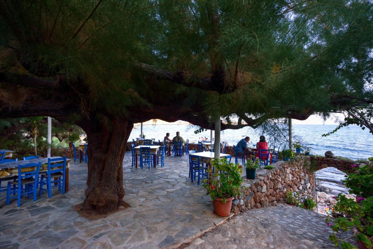 Taverna Akrogiali Loutrón Luaran gambar