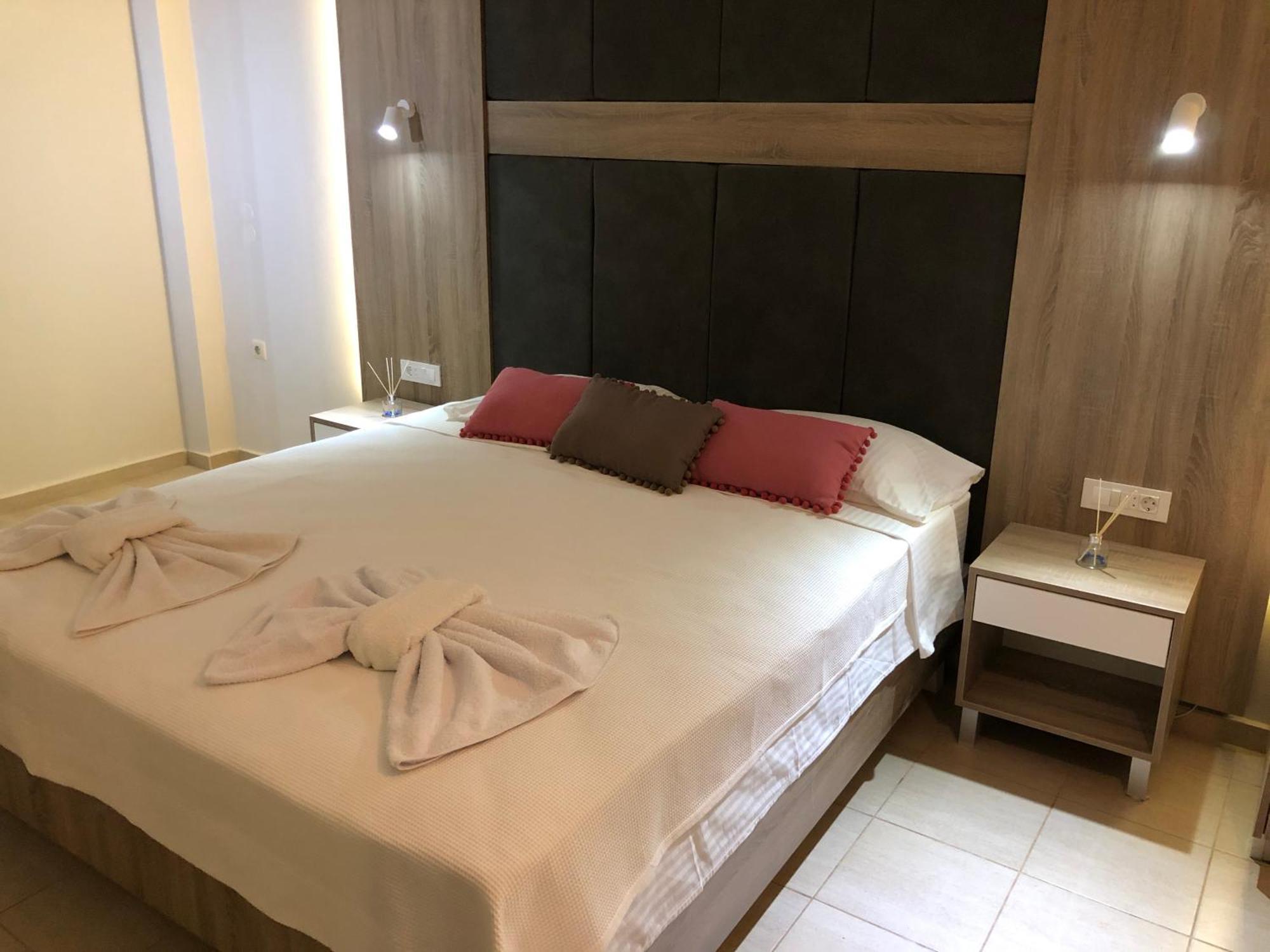 Taverna Akrogiali Loutrón Bilik gambar