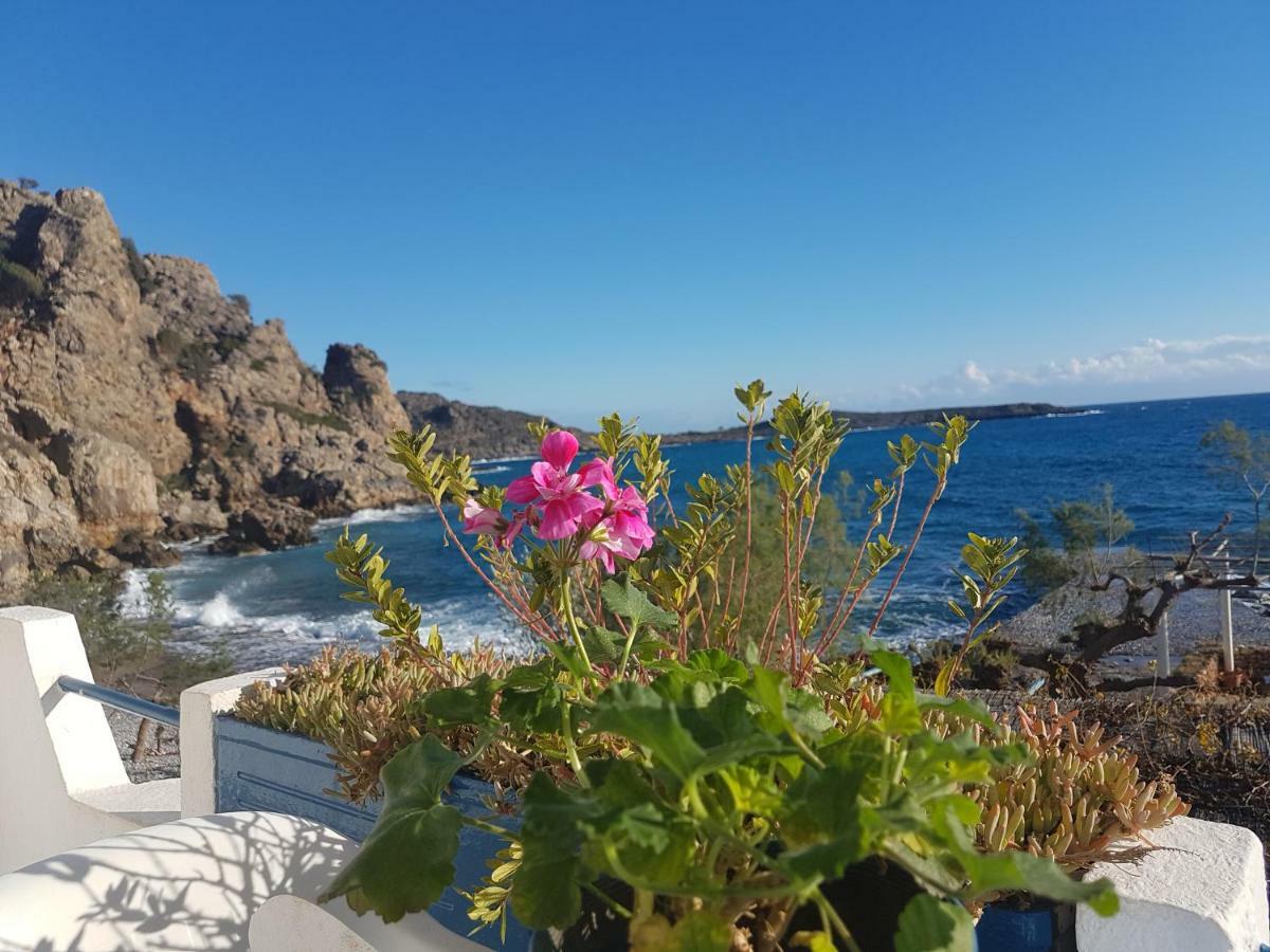 Taverna Akrogiali Loutrón Luaran gambar